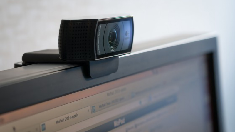 Webcam được dùng để truyền hình trực tiếp giữa các máy tính